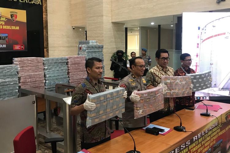 Direktur Tindak Pidana Korupsi Bareskrim Polri Kombes Pol Djoko Poerwanto (kedua dari kanan), saat konferensi pers di Gedung Bareskrim Polri, Jakarta Selatan, Jumat (28/6/2019).