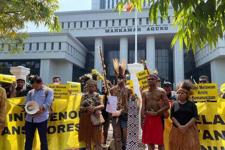 
Masyarakat adat suku Awyu dan suku Moi, serta sejumlah aktivis menggelar aksi damai di depan Mahmakah Agung, Jakarta, pada Senin (27/5/2024), berharap Mahkamah Agung menjatuhkan putusan hukum yang melindungi hutan adat mereka.