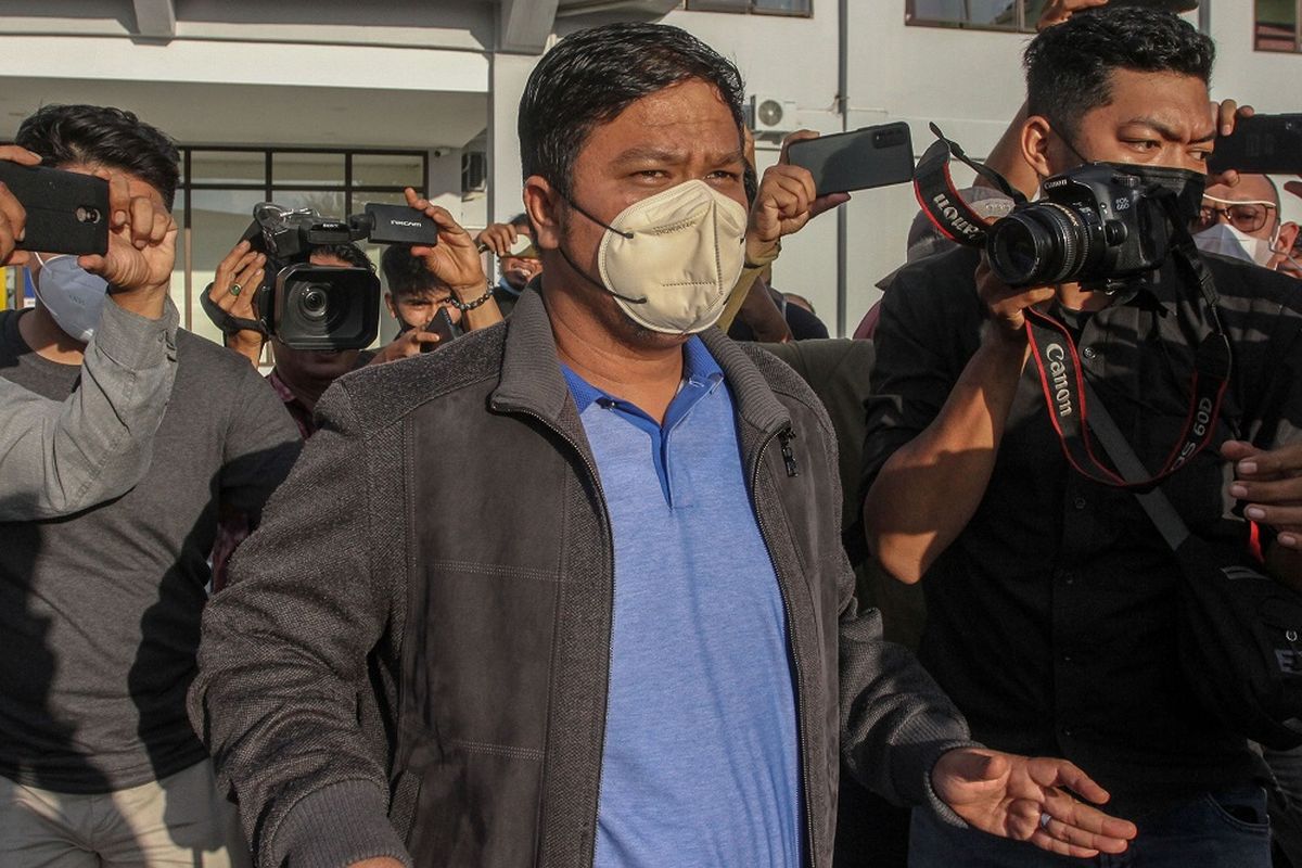 Bupati Kuantan Singingi Andi Putra meninggalkan Mapolda Riau usai menjalani pemeriksaan oleh penyidik Komisi Pemberantasan Korupsi (KPK) di Pekanbaru, Riau, Selasa (19/10/2021). Andi Putra selanjutnya dibawa penyidik KPK ke Jakarta untuk menjalani pemeriksaan lanjutan terkait Operasi Tangkap Tangan (OTT) dugaan kasus korupsi penerimaan janji atau suap perizinan perkebunan. ANTARA FOTO/Rony Muharrman/rwa.