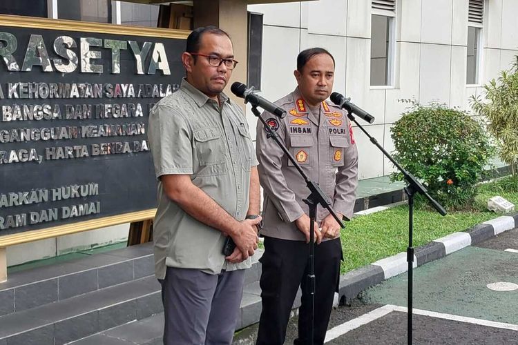 Kabid Humas Polda DIY, Kombes Pol Ihsan dan Dirreskrimum Polda DIY, Kombes Pol Idham Mahdi saat memberikan update penanganan kasus dugaan mafia tanah yang menimpa Tupon Hadi Suwarno atau dikenal Mbah Tupon warga Kasihan, Kabupaten Bantul, Jumat (9/5/2025).