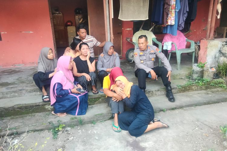 Kesedihan keluarga J, perangkat desa di Kabupaten Blitar, yang ditemukan meninggal di rumahnya di Desa Ponggok, Kecamatan Ponggok, Jumat (16/6/2023).