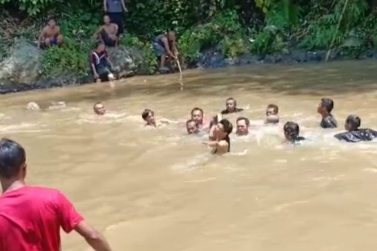 Sejumlah warga berupaya mengevakuasi lima anak yang tenggelam di Sungai Cikondang, Kecamatan Cibeber, Kabupaten Cianjur, Kamis (17/2/2022).