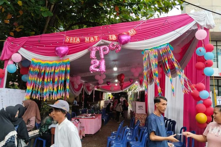 TPS pink bertema valentine yang berada di Jalan Mayor Santoso, Kecamatan Ilir Timur 1, Palembang, Sumatera Selatan.