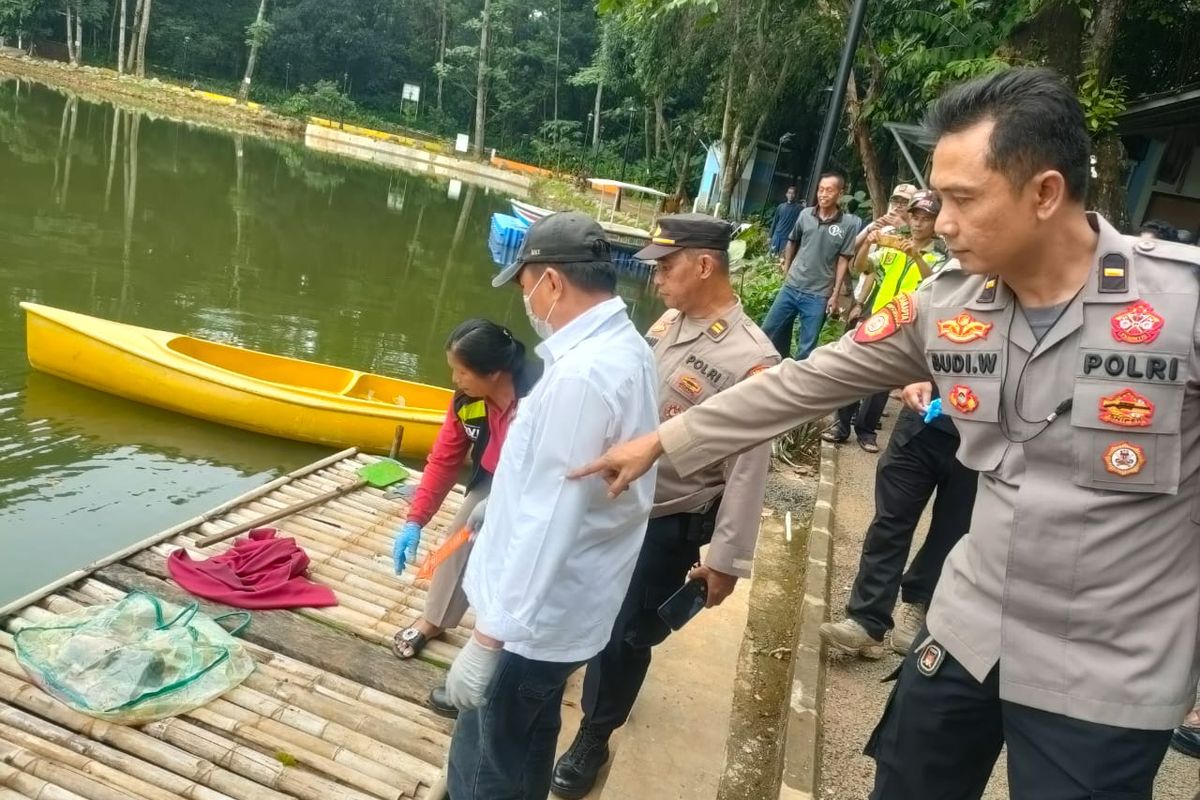 Pihak kepolisian saat mendatangi tempat ditemukannya sesosok bayi laki-laki tewas dalam kantung plastik bedcover di Situ Jatijajar, Senin (26/2/2024).