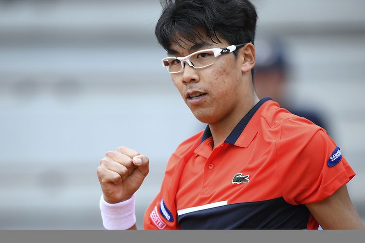 Petenis Korea Selatan, Chung Hyeon, merayakan kemenangan atas Sam Querrey dari Amerika Serikat pada babak pertama Perancis Terbuka (Roland Garros) di Paris, Selasa (30/6/2017).