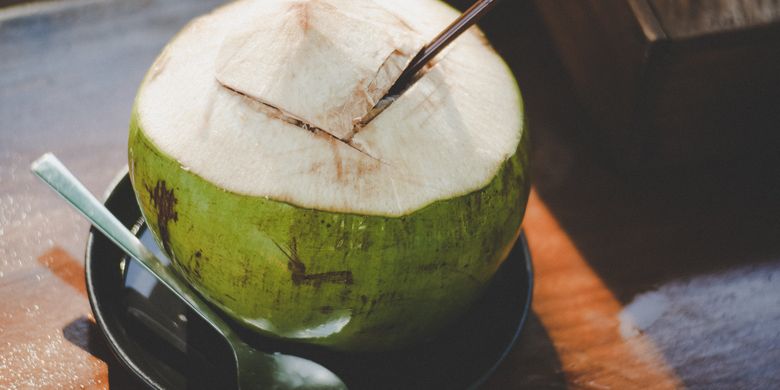 Cara Kupas Kelapa Muda dengan Mudah dan Cepat - Vimarsana News