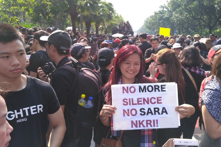 Pendukung Basuki Tjahaja Purnama menggelar aksi di Jalan Medan Merdeka Selatan, Sabtu (13/5/2017). 