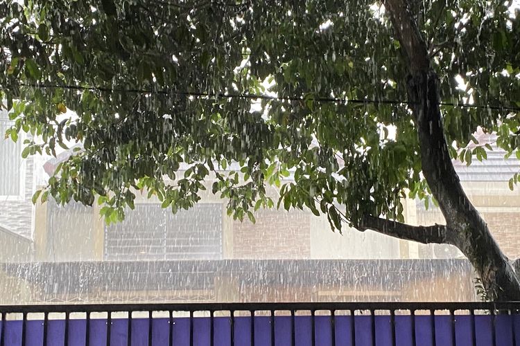 Fenomena Hujan Es Terjadi di Kota Malang, Warga Sempat Panik