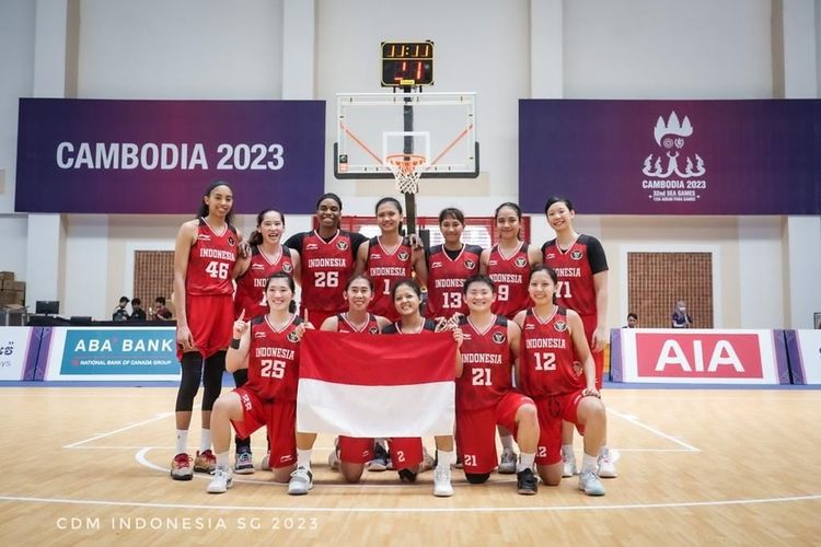Timnas bola basket putri Indonesia berhasil menyapu bersih enam pertandingan dan meraih medali emas SEA Games 2023 Kamboja pada Minggu (14/5/2023). 