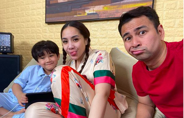 Pembawa acara Raffi Ahmad bersama sang istri, Nagita Slavina dan putra mereka Rafathar Malik Ahmad.