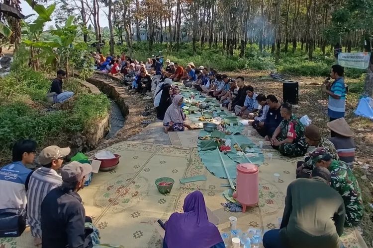 Tradisi Susuk Wangan di Salatiga, Darah Ayam Jantan Dialirkan ke Saluran Irigasi