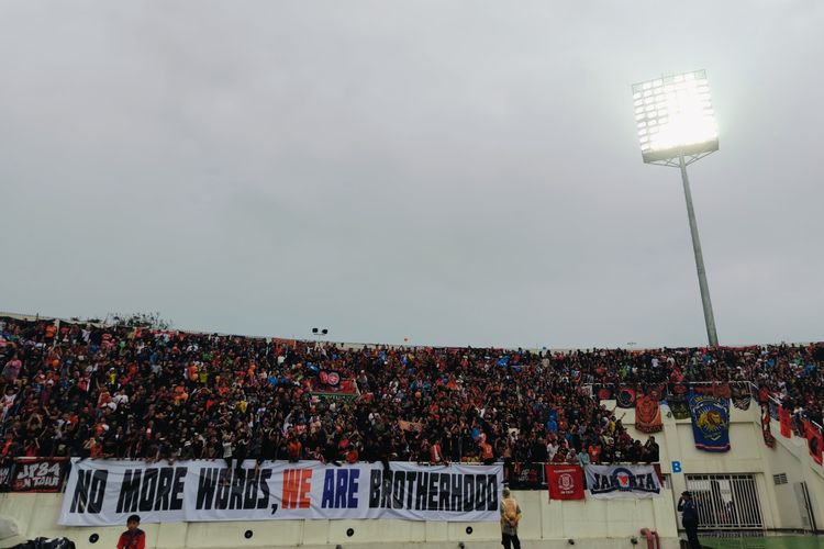 The Jak Mania, suporter Persija Jakarta memadati stadion saat laga pekan ke-12 Super League 2025-2026 melawan tuan rumah Arema FC yang berakhir dengan skor 1-2 di Stadion Kanjuruhan Kepanjen, Kabupaten Malang, Sabtu (8/11/2025) malam.