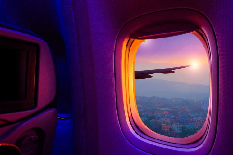 Pemandangan indah menjadi salah satu alasan mengapa banyak penumpang lebih suka kursi pesawat dekat jendela.