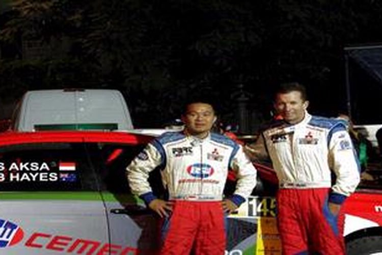 Pereli Indonesia Subhan Aksa bersama navigatornya Bill Hayes pada acara pembukaan RACC Rally de Espana di Barcelona, Spanyol.

