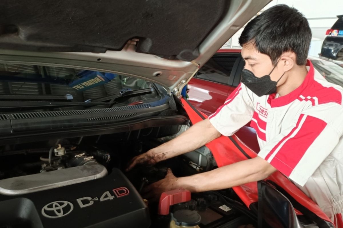 Mekanik bengkel resmi Toyota melakukan perawatan berkala. Sesuai jadwal perawatan rekomendasi pabrikan Toyota, pemilik kendaraan wajib mengikuti prosedur servis 6 bulan. 