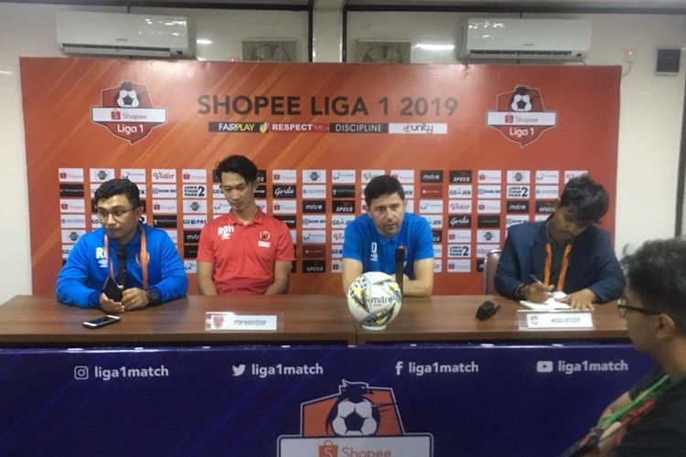 Pelatih PSM Makassar Darije Kalezic (biru) dan kiper PSM Makassar Rivky Mokodompit (merah) saat konferensi pers usai laga melawan Bhayangkara FC, Selasa (29/10/2019).