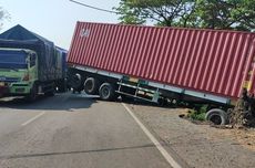 Kontainer Terperosok ke Parit di Jalur Pantura Cirebon, Arus ke Jakarta Macet