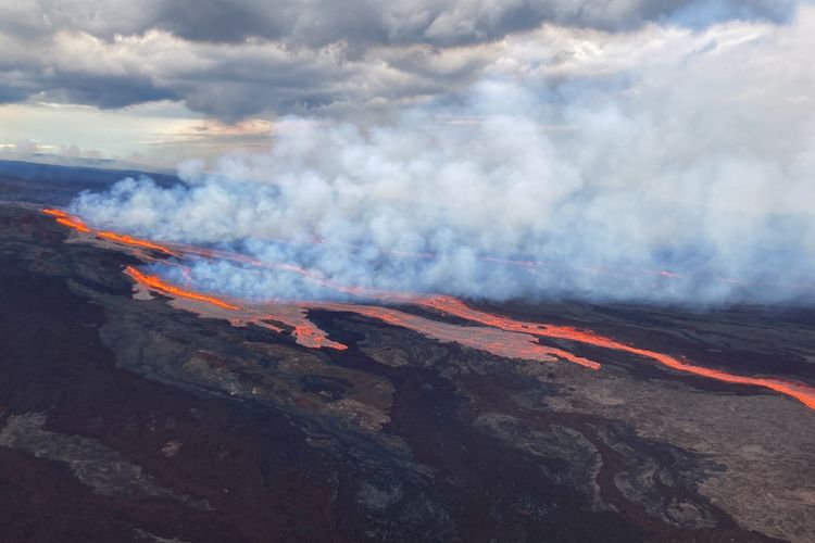Aliran lava dari letusan Mauna Loa, gunung api aktif terbesar di dunia, di Hawaii pada Senin (28/11/2022). Mauna Loa memuntahkan batu dan abu vulkanik dari puncaknya. Para warga diperingatkan berjaga-jaga jika aliran lava mengalir menuju permukiman.