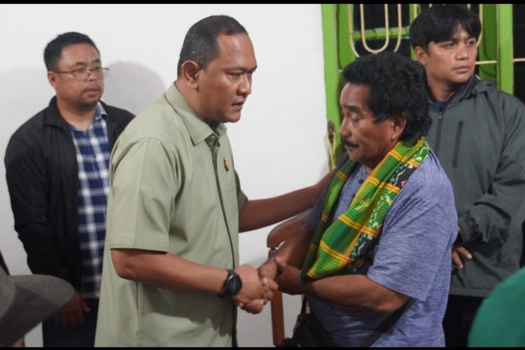 Karo, kompas. com- kepala kejaksaan negeri karo mewakili kejaksaan menyerahkan jenazah Reynanda Primta Ginting, kepada keluarga di rumah duka, Desa Lambar, Kecamatab tiga Panah, Kabupaten Karo, kamis (03072025), malam