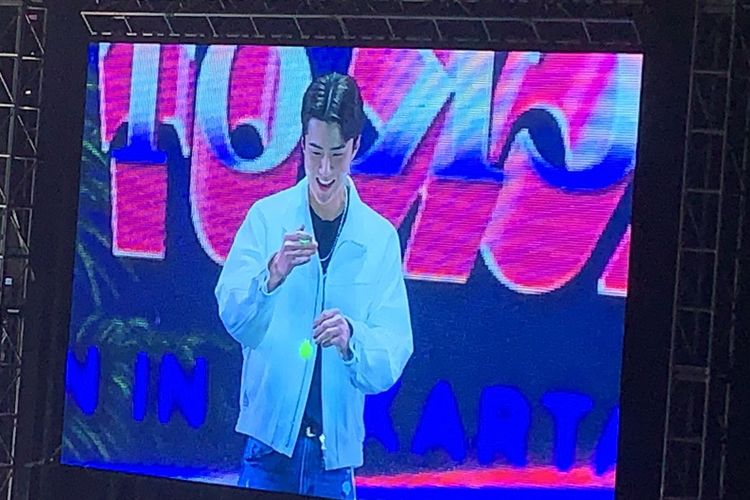 Idol Kpop Oh Sehun mencoba bermain lato-lato di acara fancon EXO-SC yang digelar di Beach City Ancol, Jakarta Utara, Sabtu (4/2/2023).