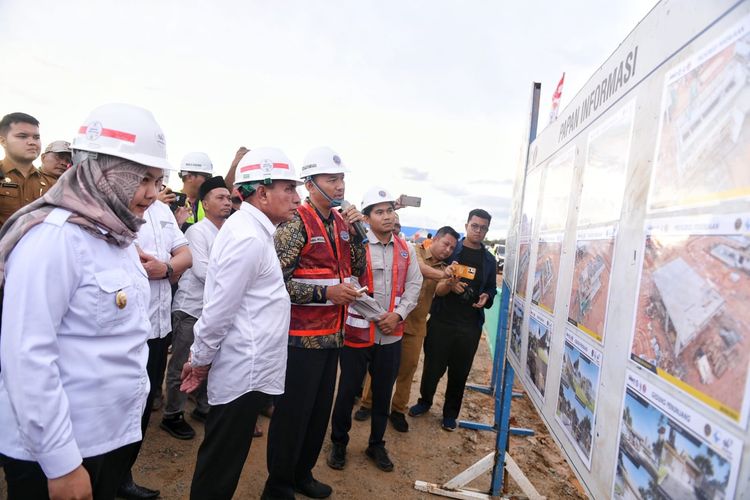Gubernur Sumatera Utara Edy Rahmayadi saat meninjau pembangunan Bandara di Kecamatan Bukit Malintang, Kabupaten Mandailing Natal, Selasa (29/8/2023).