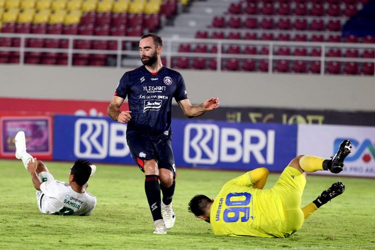 Pemain Arema FC Sergio Silva saat pertandingan pekan 11 Liga 1 2021-2022 melawan Persebaya Surabaya yang berakhir dengan skor 2-2 di Stadion Monahan Solo, Sabtu (6/11/2021) malam.