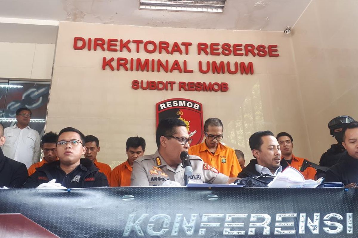 Polisi menangkap dua tersangka pencurian rumah kosong di kawasan Bekasi, Jawa Barat. Masing- masing tersangka berinisial OM (38) dan DH (30). Foto saat konferensi pers digelar di Polda Metro Jaya, Jakarta Selatan, Rabu (24/7/2019).