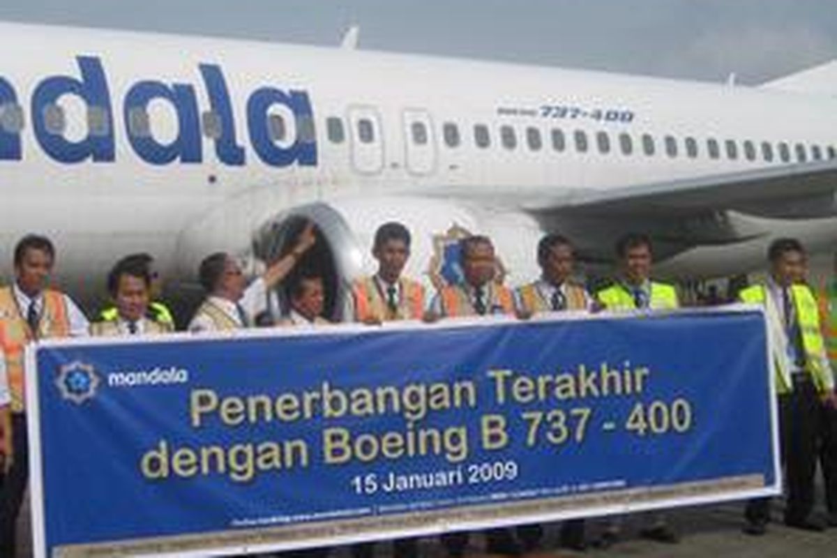 Mandala Airlines tak menggunakan lagi pesawat Boeing 737-400 demi pelayanan dengan menggunakan pesawat berusia muda. 