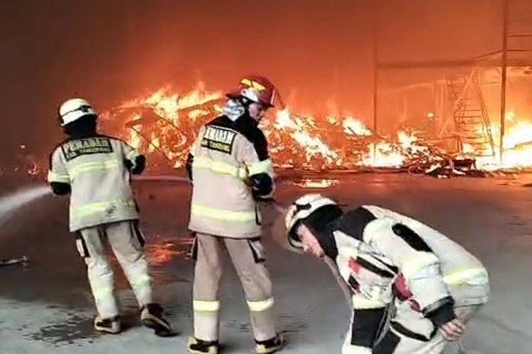 Gudang Paket Makanan Kucing dan Perabot di Tangerang Terbakar, 16 Jam Baru Padam