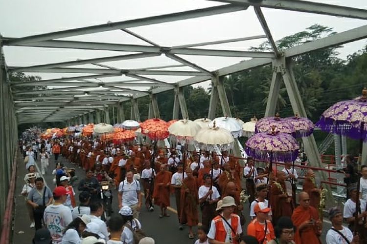 Rombongan biksu mengikuti kirab Waisak dari Candi Mendut menuju Candi Borobudur, Kamis (23/5/2024). Foto diambil di jembatan Brojonalan, Borobudur, Magelang.