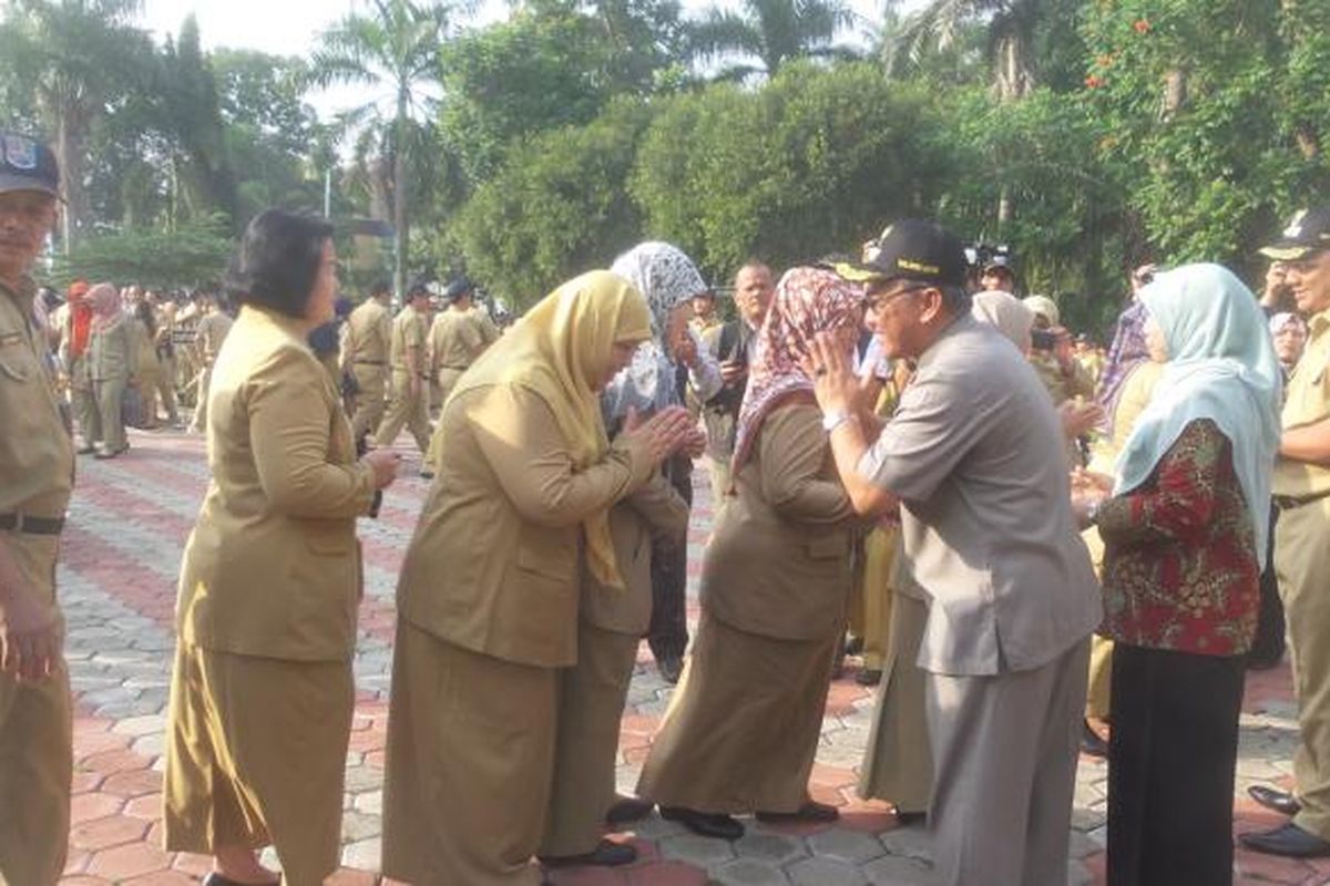 Wali Kota Depok Mohamad Idris Abdul Shomad saat bersalam-salaman dengan para PNS Pemkot Depok di halaman Balai Kota Depok, Senin (11/7/2016)