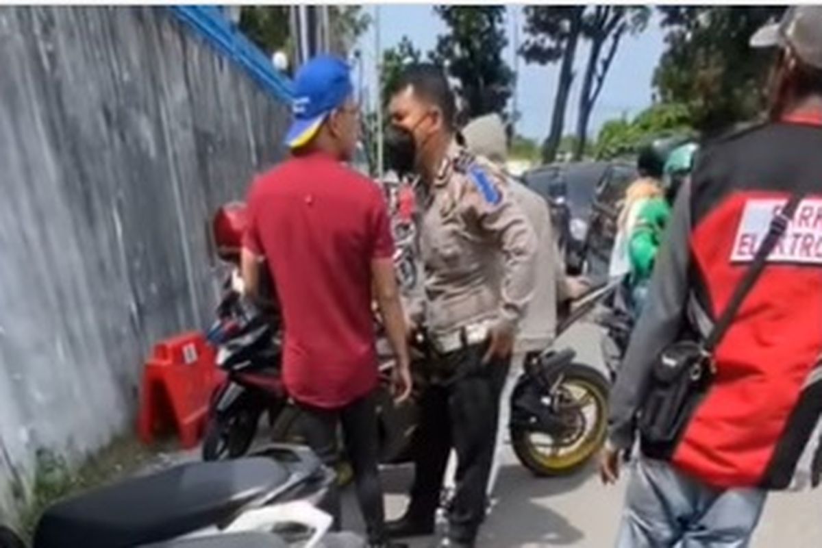Viral di media sosial sebuah video anggota polisi adu mulut dan membentak seorang pria yang diduga petugas E-Parking Pemerintah Kota Medan.