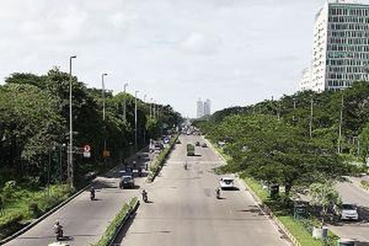 Jalan Benyamin Sueb, Jakarta Pusat, yang dulu difungsikan sebagai landasan pacu (runway) Bandar Udara Kemayoran, Jakarta
