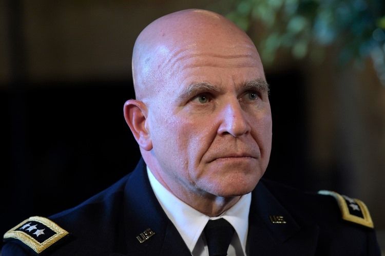 Letnan Jenderal Herbert Raymond McMaster ketika mendengarkan pidato Presiden Donald Trump. (The Telegraph)