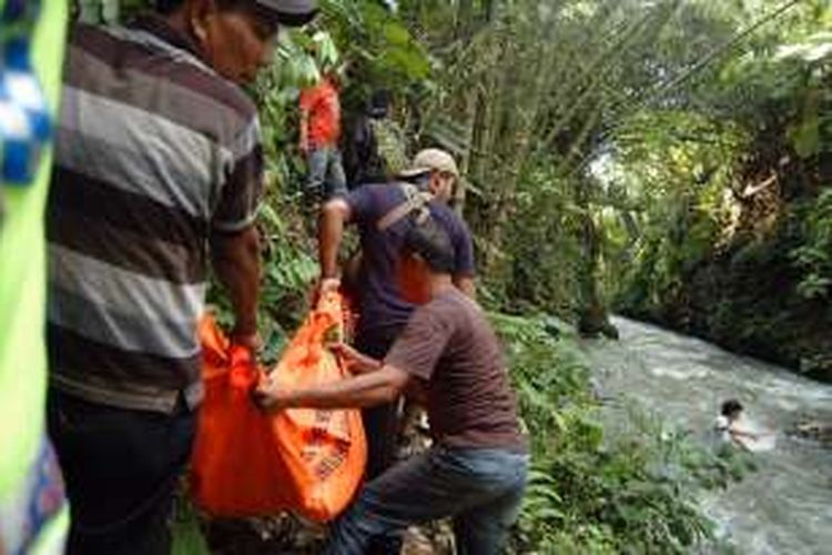 Petugas kepolisian mengevakusi potongan tubuh manusia yang ditemukan di aliran Kali Baru, Kampung Ciater, Desa Sukaraja, Kecamatan Sukaraja, Kabupaten Bogor, Kamis (14/7/2016)