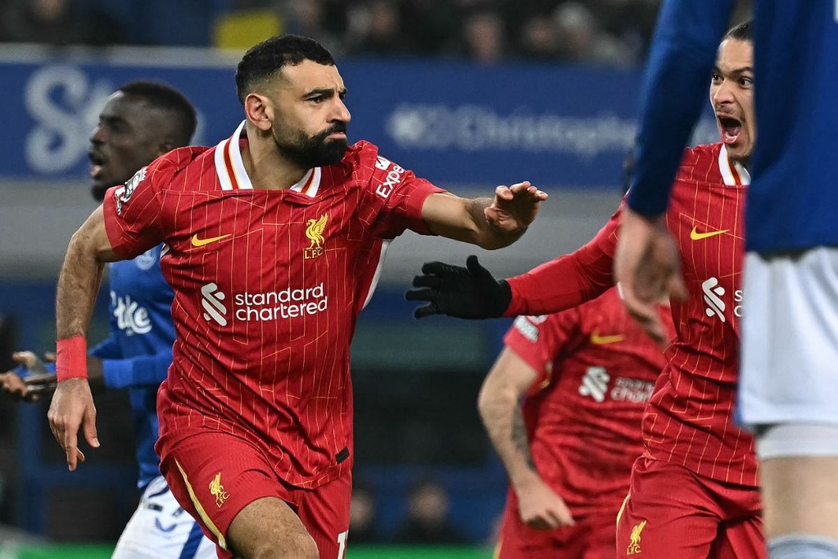 Penyerang Liverpool, Mohamed Salah, merayakan gol kedua timnya pada laga Liga Inggris antara Everton dan Liverpool di Goodison Park di Liverpool, Inggris barat laut pada 12 Februari 2025.