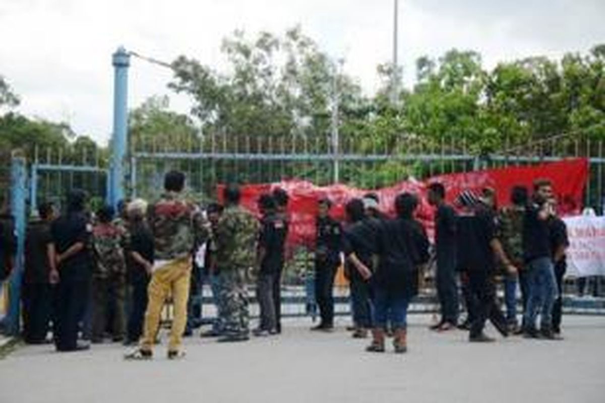 Massa ormas menggelar unjuk rasa di depan gerbang pengolahan PT Total E&P di Senipah.