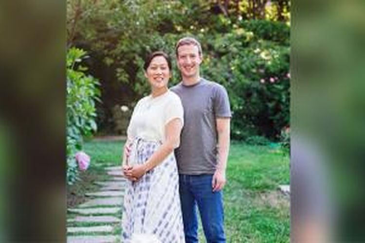 Pendiri Facebook Mark Zuckerberg bersama istri, Priscilla Chan yang sedang hamil, dalam foto yang diunggahnya di Facebook, Jumat (31/7/2015)