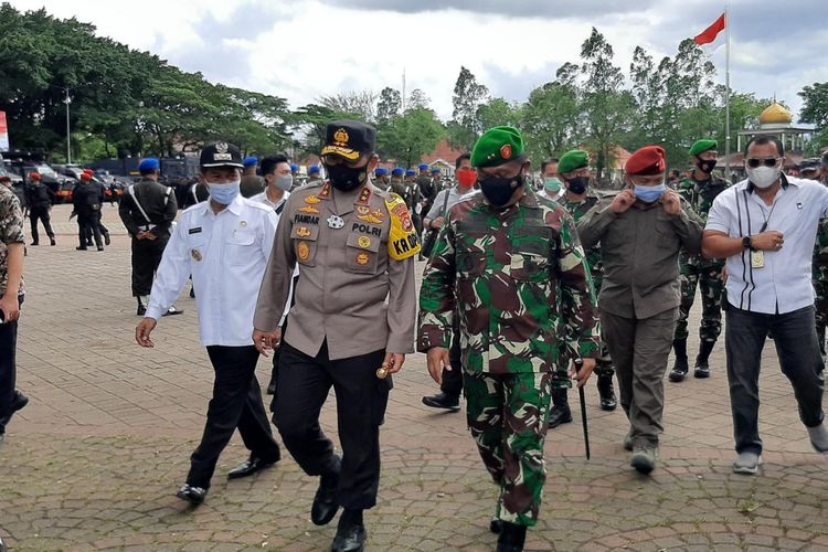 Pangdam III Siliwangi Mayjen TNI Nugraha Budi Wiryanto dan Kapolda Banten Irjen Pol Fiandar saat mengahdiri apel kesiapsiagaan Pilkada 2020 di Kota Serang 