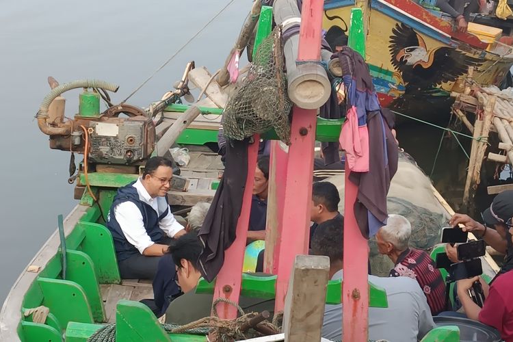 Calon presiden (capres) nomor urut 1 Anies Baswedan sedang berdiskusi dengan Nelayan Kronjo di Tangerang, Sabtu (2/12/2023)