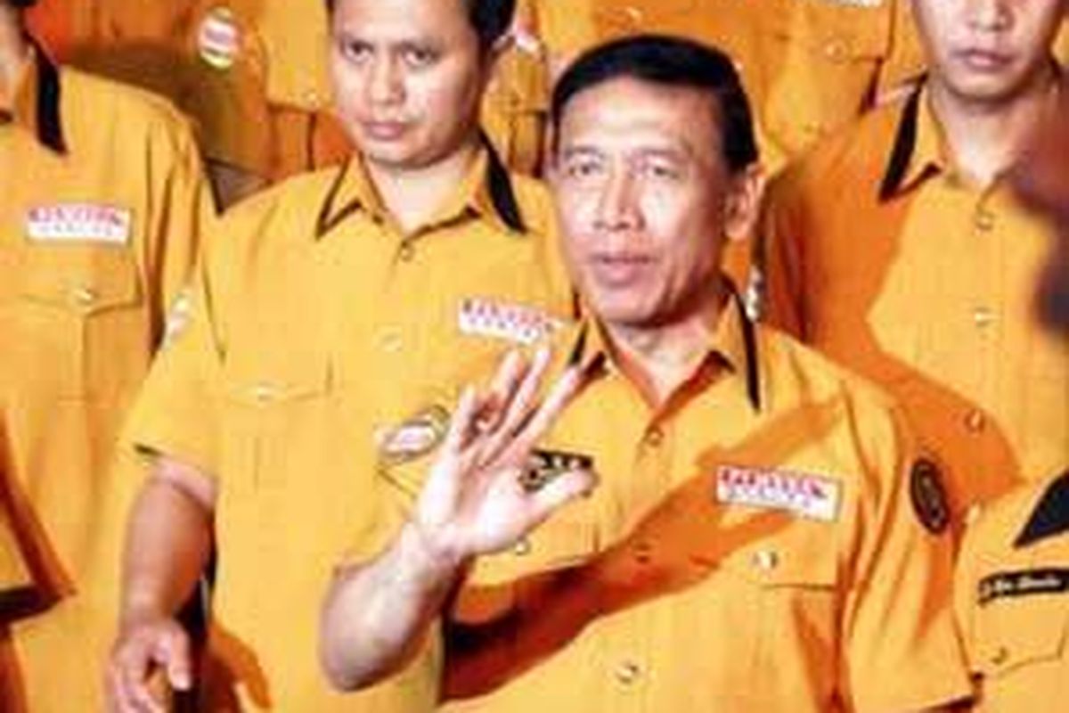 Ketua Umum Partai Hati Nurani Rakyat (HANURA), Wiranto usai mendeklarasikan dan melantik Pemuda Hanura di Hotel Kartika Candra, Jakarta, Minggu (17/2/2008).