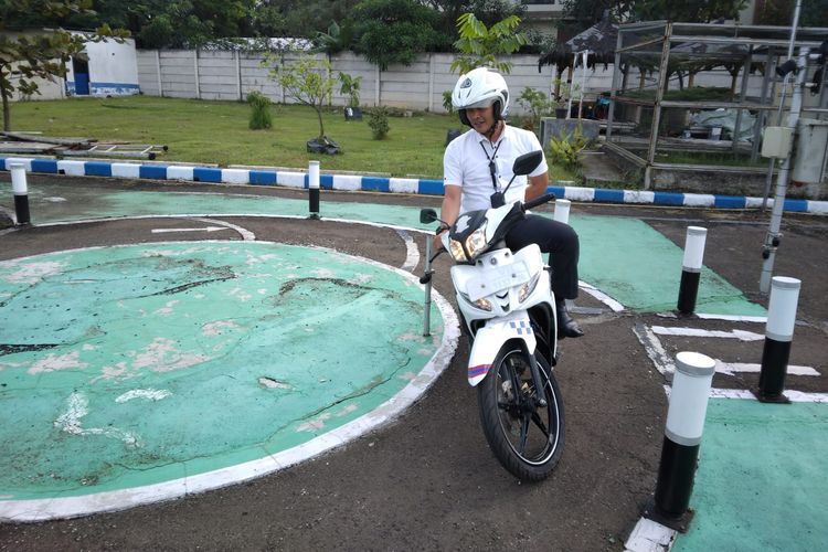 Ujian praktek SIM C angka delapan di Polres Metro Bekasi 