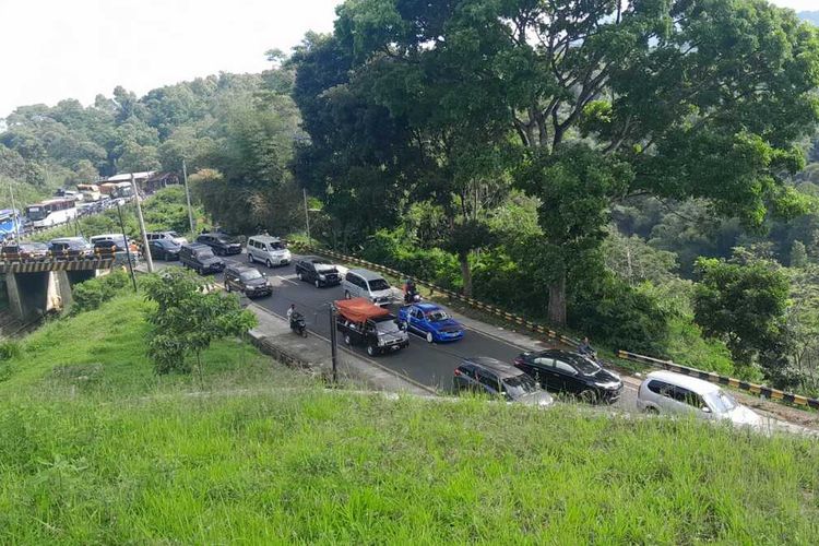 Kemacetan parah masih terjadi di Tanjakan Gentong, Kabupaten Tasikmalaya, Jawa Barat, saat arus balik Lebaran akibat adanya penumpukan kendaraan arus balik Lebaran dan arus balik wisata terutama dari Pantai Pagandaran, Jawa Barat, Sabtu (7/5/2022).