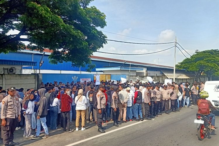 Ratusan buruh PT CTG menggelar aksi unjukrasa di Pantura Pemalang tuntut hak karyawan dibayarkan