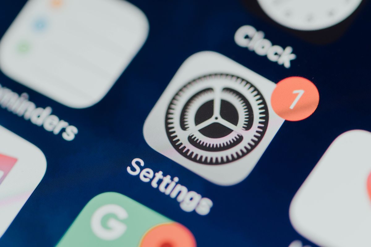 Ilustrasi logo pengaturan (settings) di iPhone