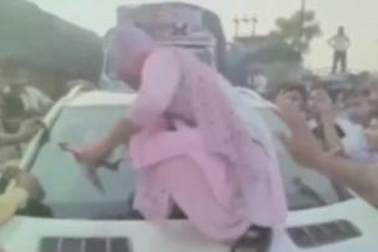 Seorang perempuan India mengamuk dan merusak kaca depan mobil  milik seorang politisi di kota Agra setelah mengklaim pengawal politisi itu menggodanya.