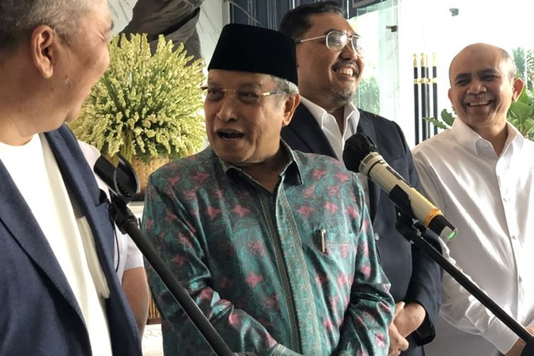 Mantan Ketua Umum PBNU Said Aqil Sirodj bersama Wakil Ketua Umum Partai Nasdem Ahmad Ali (kiri) dan Wakil Ketua Umum PKB Jazilul Fawaid (kanan). Pertemuan itu berlangsung di Nasdem Tower, Gondangdia, Menteng, Jakarta, Selasa (9/1/2024). 