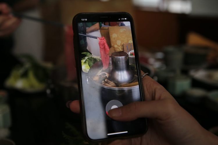 Daging Sher Wagyu yang dimasak dengan cara shabu-shabu di Kahyangan Resto, Jakarta diabadikan melalui bidikan kamera ponsel oleh salah satu tamu, Rabu (20/3/2019).