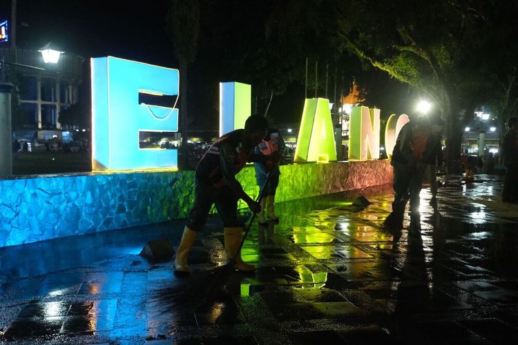 Warga di Kota Magelang, Jawa Tengah, mulai membersihkan rumah, jalan dan sekitarnya, setelah diguyur hujan abu vulkanis Gunung Merapi sejak Sabtu (11/3/2023)