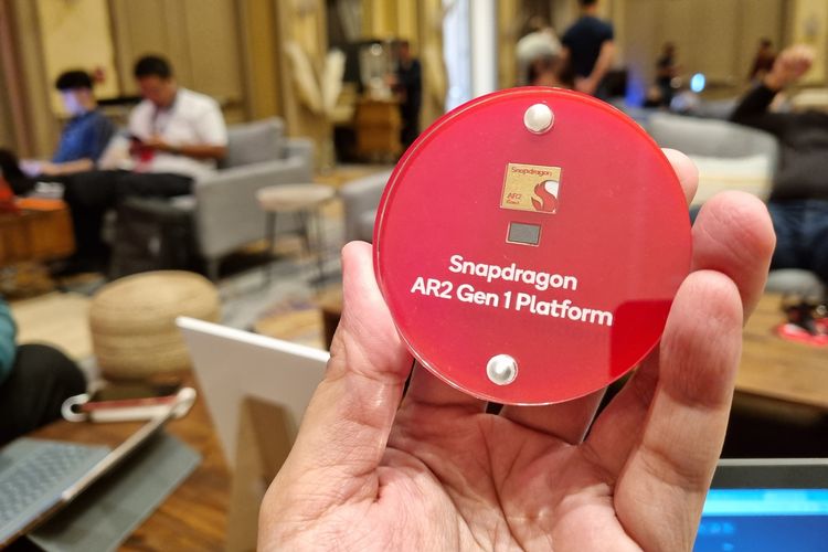 Qualcomm merilis chipset khusus untuk kacamata Augmented Reality (AR). Chipset bernama Snapdragon AR2 Gen 1 ini diperkenalkan dalam acara Snapdragon Summit 2022, di Hawaii, Rabu (16/11/2022). Snapdragon AR2 Gen 1 adalah chipset pertama yang dibuat Qualcomm khusus untuk kacamata AR.